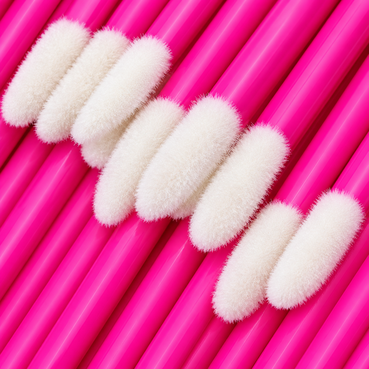 Dettaglio delle punte floccate bianche degli applicatori fucsia