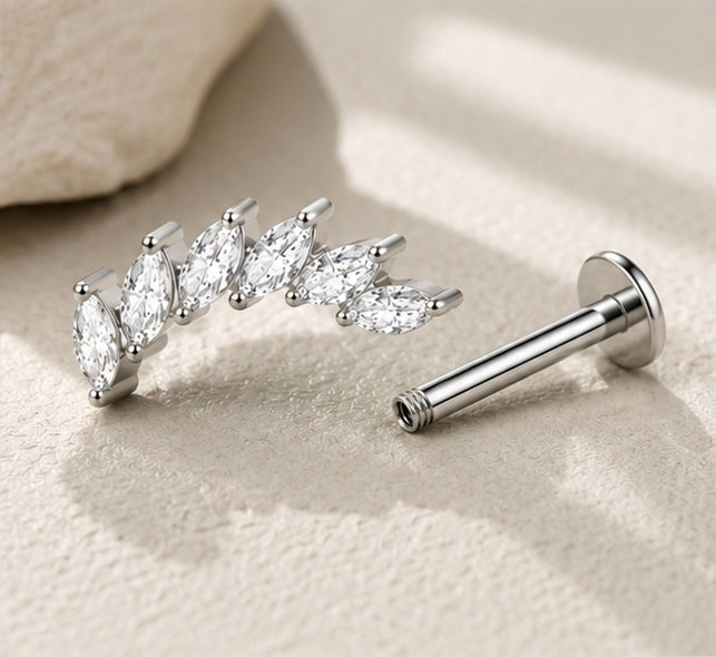 Piercing Labret Curvo con Zirconi Marquise – Titanio ASTM F-136
