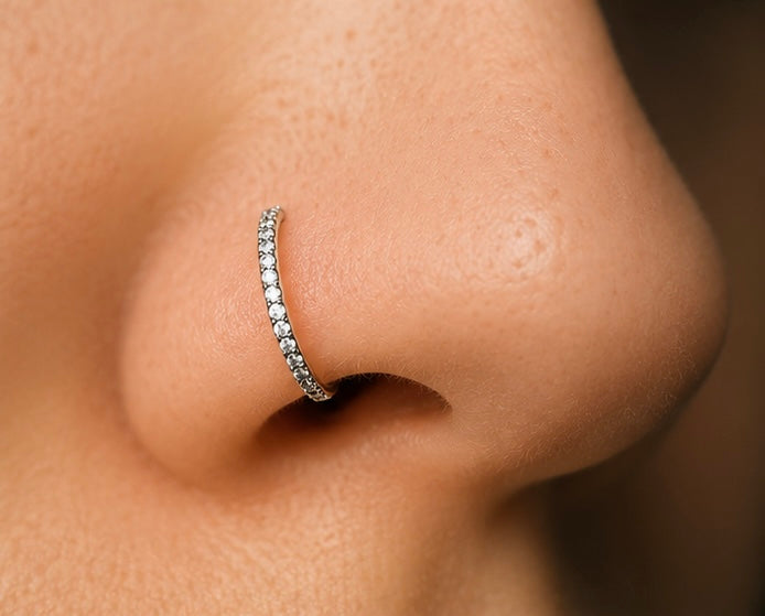Piercing a Cerchio per Naso con zirconi – Titanio G23 ASTM F136 – Seamless Ring