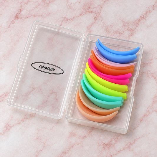 Set multicolore Lomansa per laminazione ciglia in custodia aperta su fondo rosa