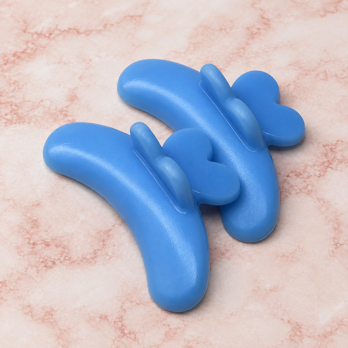 Pad blu dalla forma curva con dettaglio a farfalla
